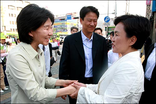 72시간 마라톤 유세를 하고 있는 강금실 열린우리당 서울시장 후보가 30일 오후 구로디지털단지역 앞에서 유세를 마친뒤, `강 후보 건강이 걱정돼서 나왔다`는 시민과 손을 맞잡고 있다. 